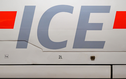 Die günstigsten Tickets für den DB-Fernverkehr gibt es auch wieder auf Papier.  - Foto: Patrick Pleul/dpa