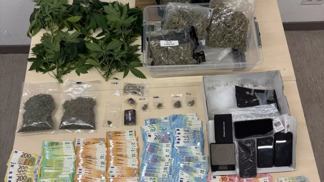POL-D: Flingern - Verkehrskontrolle durch ET Prios - E-Scooter-Fahrer entpuppt sich als mutmaßlicher Drogendealer - Wohnungsdurchsuchung und Festnahme - Bild: presseportal.de