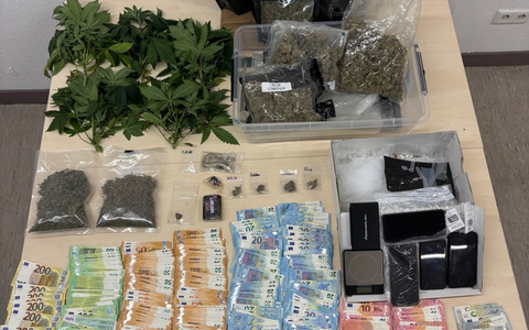 POL-D: Flingern - Verkehrskontrolle durch ET Prios - E-Scooter-Fahrer entpuppt sich als mutmaßlicher Drogendealer - Wohnungsdurchsuchung und Festnahme - Foto: presseportal.de POL-D: Flingern - Verkehrskontrolle durch ET Prios - E-Scooter-Fahrer entpuppt sich als mutmaßlicher Drogendealer - Wohnungsdurchsuchung und Festnahme - Foto: presseportal.de