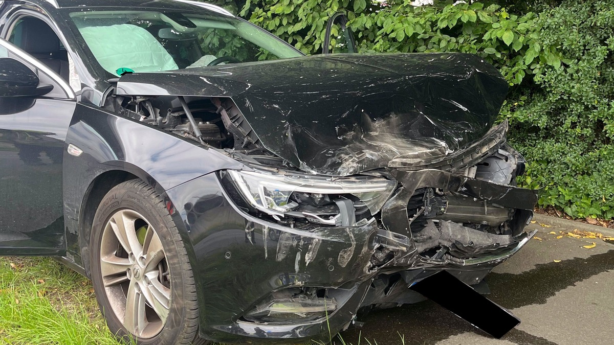 POL-MI: Zwei Autos kollidieren auf Kreuzung - Foto: presseportal.de