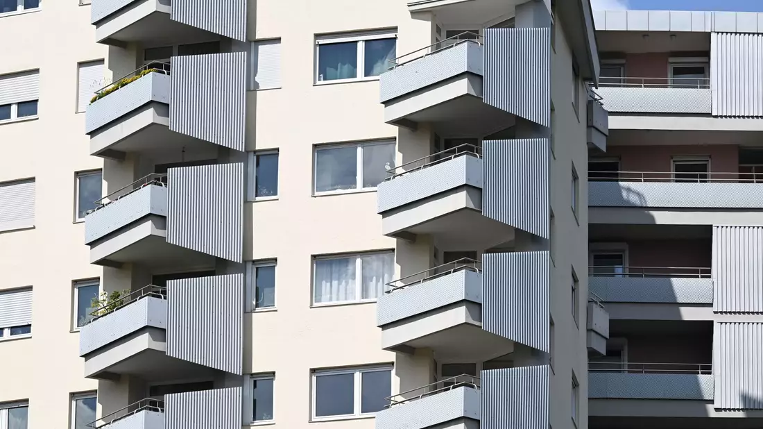 Die Mietpreisbremse gilt nur in Gebieten mit angespanntem Wohnungsmarkt. (Symbolbild) - Bild: Bernd Weißbrod/dpa