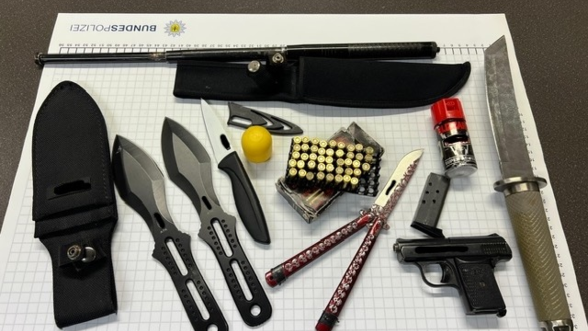 BPOL NRW: Ein Reisender gestand den Konsum von Betäubungsmitteln - die Bundespolizei fand Waffen und Drogen. - Foto: presseportal.de