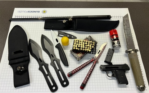 BPOL NRW: Ein Reisender gestand den Konsum von Betäubungsmitteln - die Bundespolizei fand Waffen und Drogen. - Foto: presseportal.de