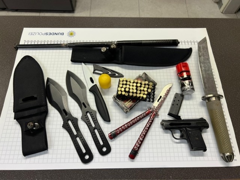 BPOL NRW: Ein Reisender gestand den Konsum von Betäubungsmitteln - die Bundespolizei fand Waffen und Drogen. - Foto: presseportal.de