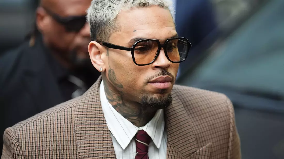 Chris Brown bestreitet, in London im Februar 2023 einen Musikproduzenten angegriffen zu haben. - Bild: James Manning/PA Wire/dpa