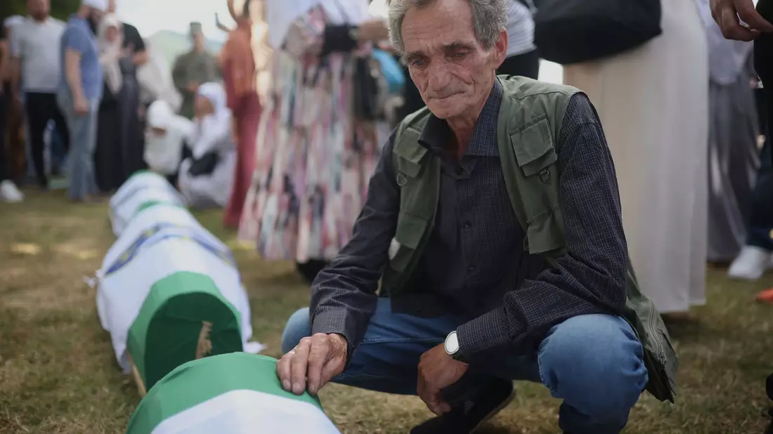 Der Präsident des Europäischen Rates, Antonio Costa, war einer der internationalen Gäste bei der Gedenkfeier zum Massaker von Srebrenica. - Bild: Armin Durgut/AP/dpa