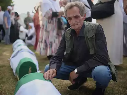 Der Präsident des Europäischen Rates, Antonio Costa, war einer der internationalen Gäste bei der Gedenkfeier zum Massaker von Srebrenica. - Foto: Armin Durgut/AP/dpa