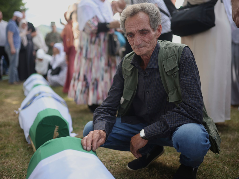 Der Präsident des Europäischen Rates, Antonio Costa, war einer der internationalen Gäste bei der Gedenkfeier zum Massaker von Srebrenica. - Foto: Armin Durgut/AP/dpa