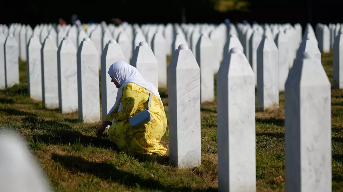 Erstmals wurde das Massaker von Srebrenica als Internationaler Gedenktag begangen. - Bild: Darko Bandic/AP/dpa