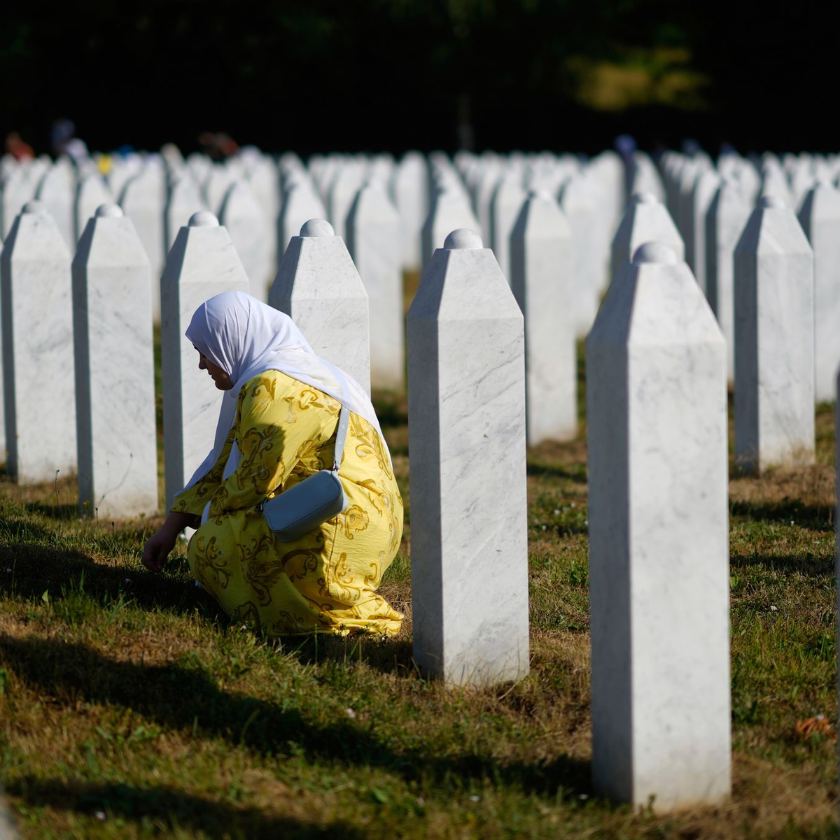 Erstmals wurde das Massaker von Srebrenica als Internationaler Gedenktag begangen. - Foto: Darko Bandic/AP/dpa