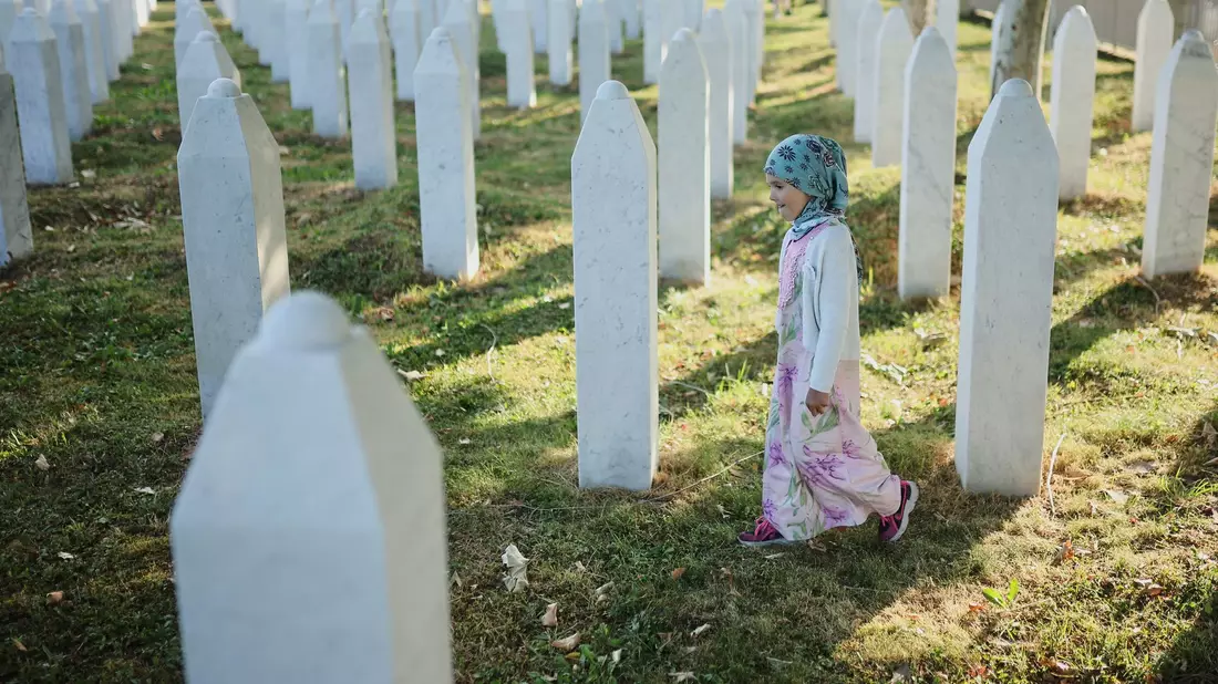 Mehr als 8.000 bosnische Muslime wurden im Raum Srebrenica von bosnisch-serbischen Truppen getötet. - Bild: Armin Durgut/AP/dpa
