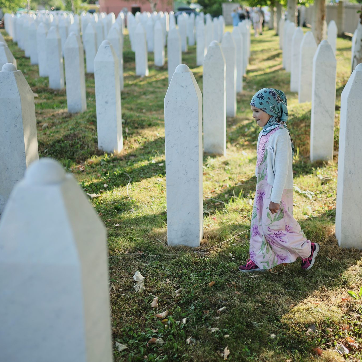 Mehr als 8.000 bosnische Muslime wurden im Raum Srebrenica von bosnisch-serbischen Truppen getötet. - Foto: Armin Durgut/AP/dpa