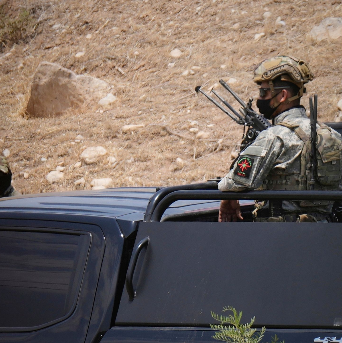 Sicherheitskräfte der kurdischen Regionalverwaltung sichern den Ort, wo die Waffenniederlegung stattfand. - Foto: Hadi Mizban/AP/dpa