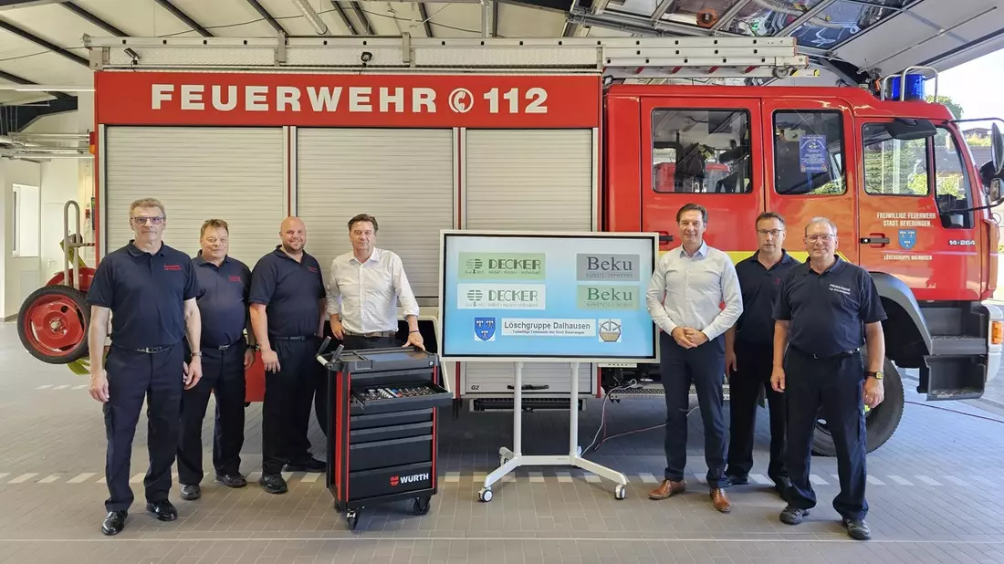 FW Beverungen: Spendenübergabe an die Löschgruppe Dalhausen / Neue Ausstattung dank lokaler Unternehmen - Bild: presseportal.de