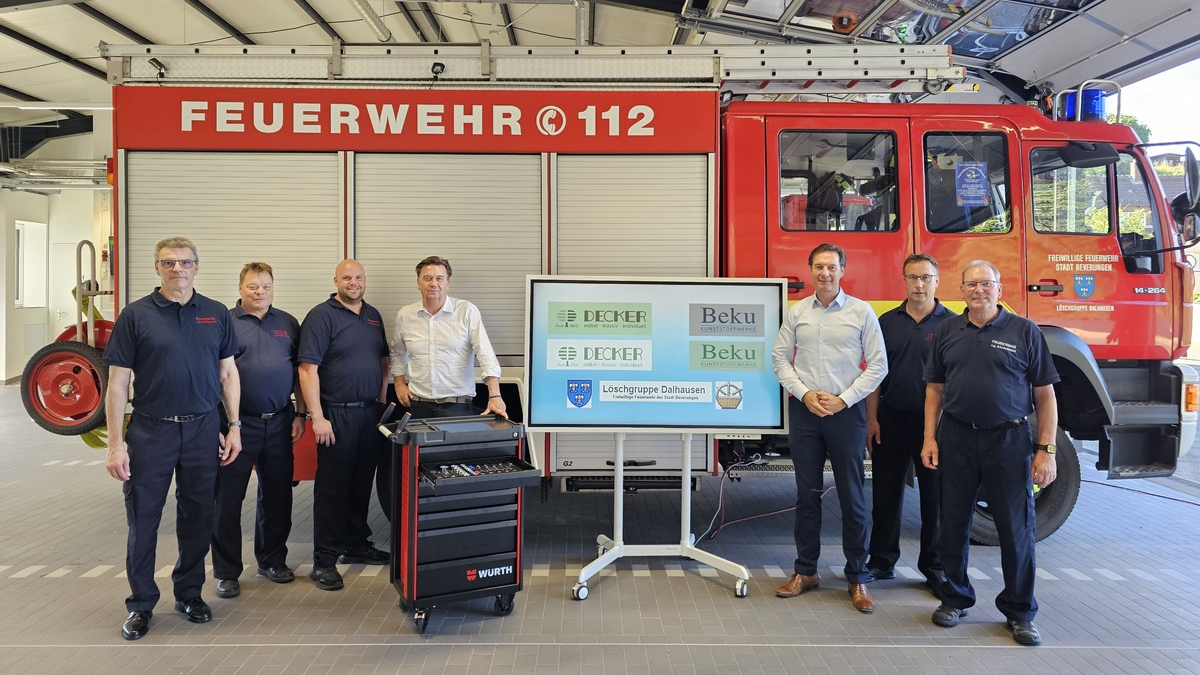 FW Beverungen: Spendenübergabe an die Löschgruppe Dalhausen / Neue Ausstattung dank lokaler Unternehmen - Foto: presseportal.de
