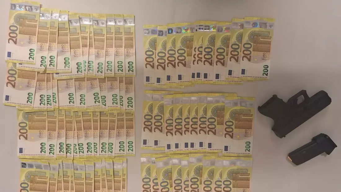 POL-K: 250711-1-K Brennpunktteam Kalk stellt scharfe Schusswaffe und knapp 15.000 Euro Bargeld sicher - diverse Strafanzeigen gefertigt - Bild: presseportal.de