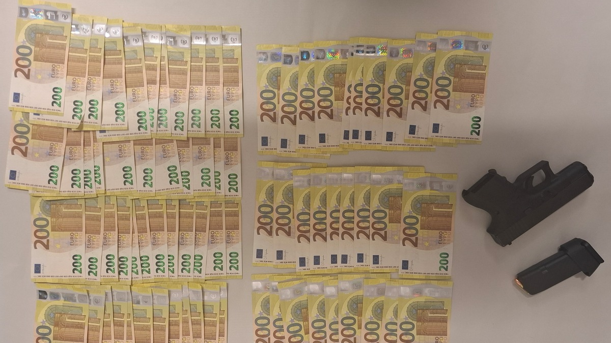 POL-K: 250711-1-K Brennpunktteam Kalk stellt scharfe Schusswaffe und knapp 15.000 Euro Bargeld sicher - diverse Strafanzeigen gefertigt - Foto: presseportal.de