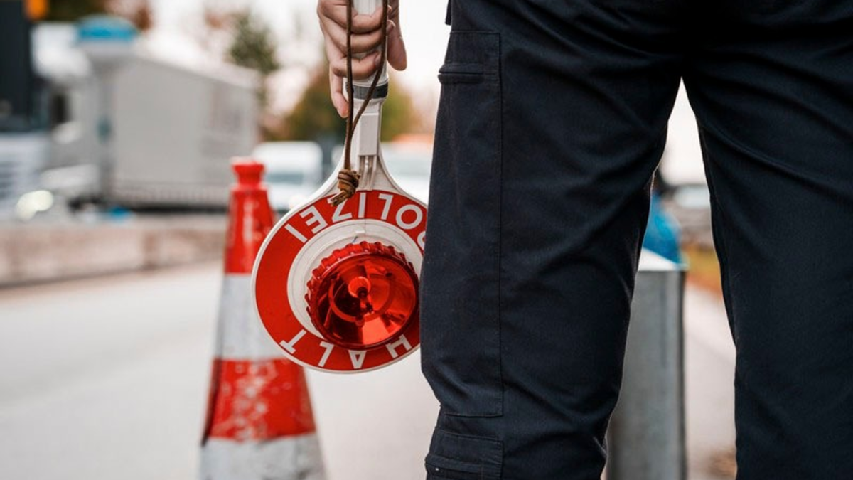 Bundespolizeidirektion München: Fremder Pass mit Fahndung/ Bundespolizei überführt Migranten des Ausweismissbrauchs - Foto: presseportal.de