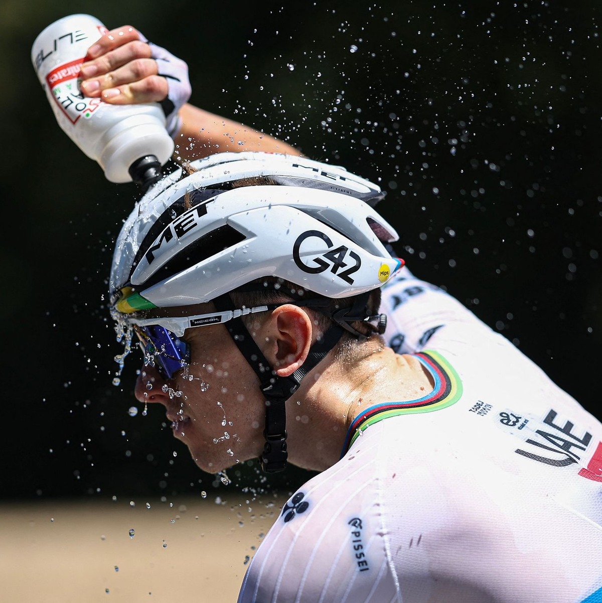 Pogacar sorgte für einen Schreckmoment. - Foto: Anne-Christine Poujoulat/AFP/dpa