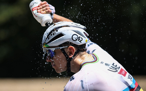 Abkühlung auf der siebten Etappe: Tadej Pogacar gönnt sich kühles Wasser. - Foto: Anne-Christine Poujoulat/AFP/dpa Abkühlung auf der siebten Etappe: Tadej Pogacar gönnt sich kühles Wasser. - Foto: Anne-Christine Poujoulat/AFP/dpa
