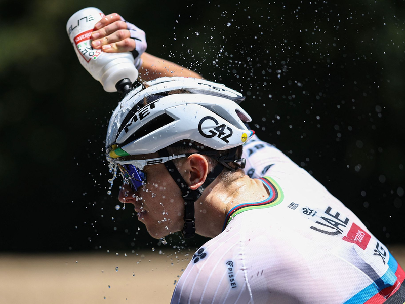 Abkühlung auf der siebten Etappe: Tadej Pogacar gönnt sich kühles Wasser. - Foto: Anne-Christine Poujoulat/AFP/dpa