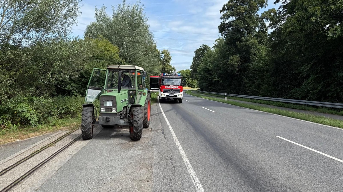 FW-Schermbeck: Traktor verliert Hydrauliköl - Ölspur - Foto: presseportal.de