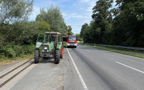 FW-Schermbeck: Traktor verliert Hydrauliköl - Ölspur - Foto: presseportal.de
