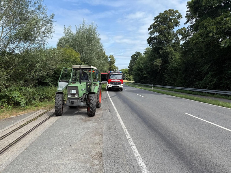 FW-Schermbeck: Traktor verliert Hydrauliköl - Ölspur - Foto: presseportal.de