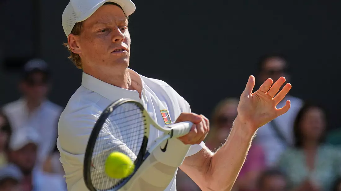 Jannik Sinner erreicht das Wimbledon-Finale gegen Carlos Alcaraz. - Bild: Kin Cheung/AP/dpa