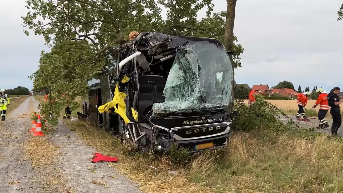 Nach ersten Erkenntnissen hatte der Busfahrer gesundheitliche Probleme.  - Bild: Benjamim Müller/TNN/dpa