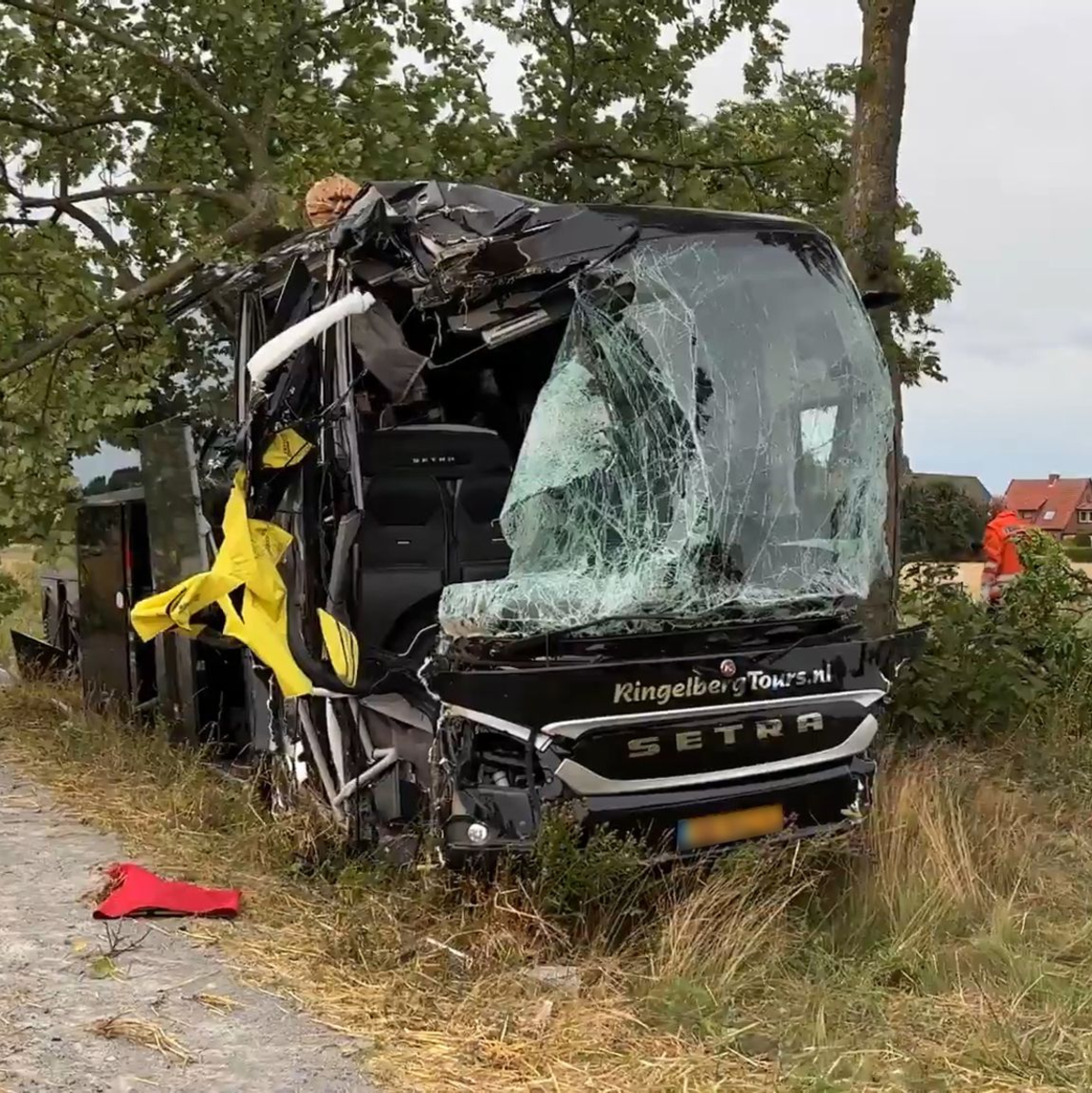 Nach ersten Erkenntnissen hatte der Busfahrer gesundheitliche Probleme.  - Foto: Benjamim Müller/TNN/dpa