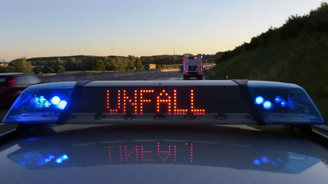 Im Landkreis Gifhorn sind bei einem Unfall mit einem Reisebus mehrere Menschen verletzt worden. (Symbolbild) - Bild: Stefan Puchner/dpa