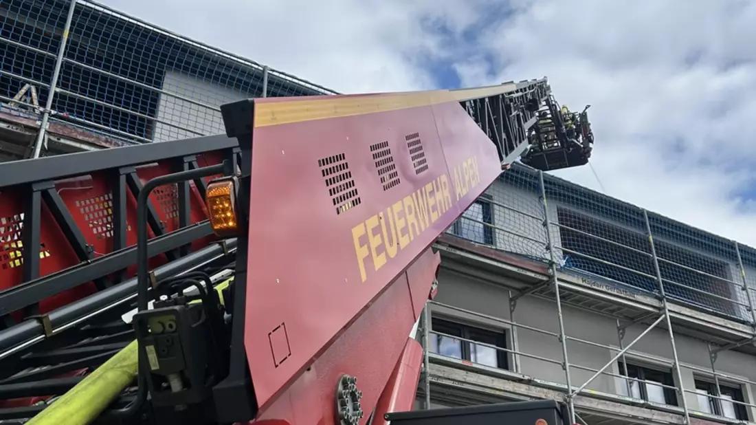 FW Alpen: Überörtliche Hilfeleistung bei einem Dachstuhlbrand in Issum - Bild: presseportal.de