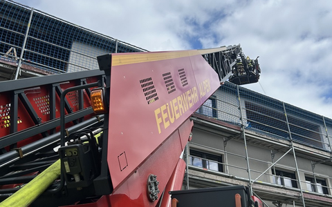 FW Alpen: Überörtliche Hilfeleistung bei einem Dachstuhlbrand in Issum - Foto: presseportal.de