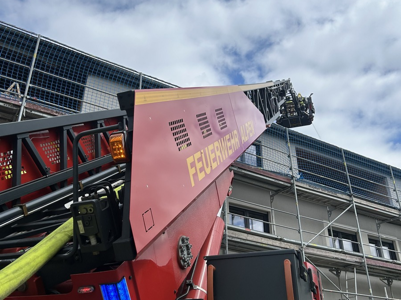 FW Alpen: Überörtliche Hilfeleistung bei einem Dachstuhlbrand in Issum - Foto: presseportal.de