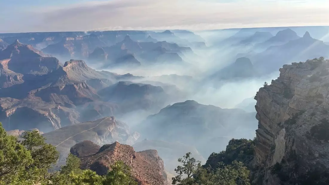 Rauch von Waldbränden liegt über dem Grand Canyon Nationalpark im Norden Arizonas.  - Bild: Joelle Baird/National Park Service/dpa