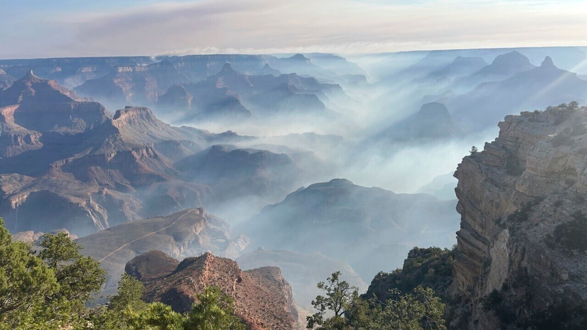 Rauch von Waldbränden liegt über dem Grand Canyon Nationalpark im Norden Arizonas.  - Foto: Joelle Baird/National Park Service/dpa