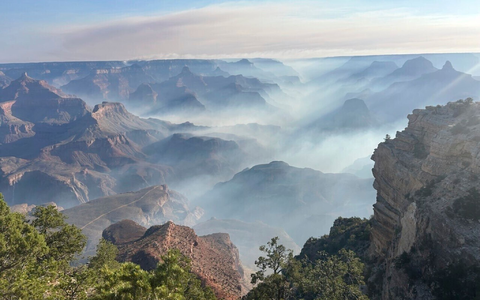 Rauch von Waldbränden liegt über dem Grand Canyon Nationalpark im Norden Arizonas.  - Foto: Joelle Baird/National Park Service/dpa