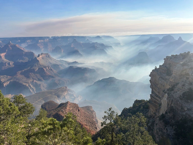 Rauch von Waldbränden liegt über dem Grand Canyon Nationalpark im Norden Arizonas.  - Foto: Joelle Baird/National Park Service/dpa