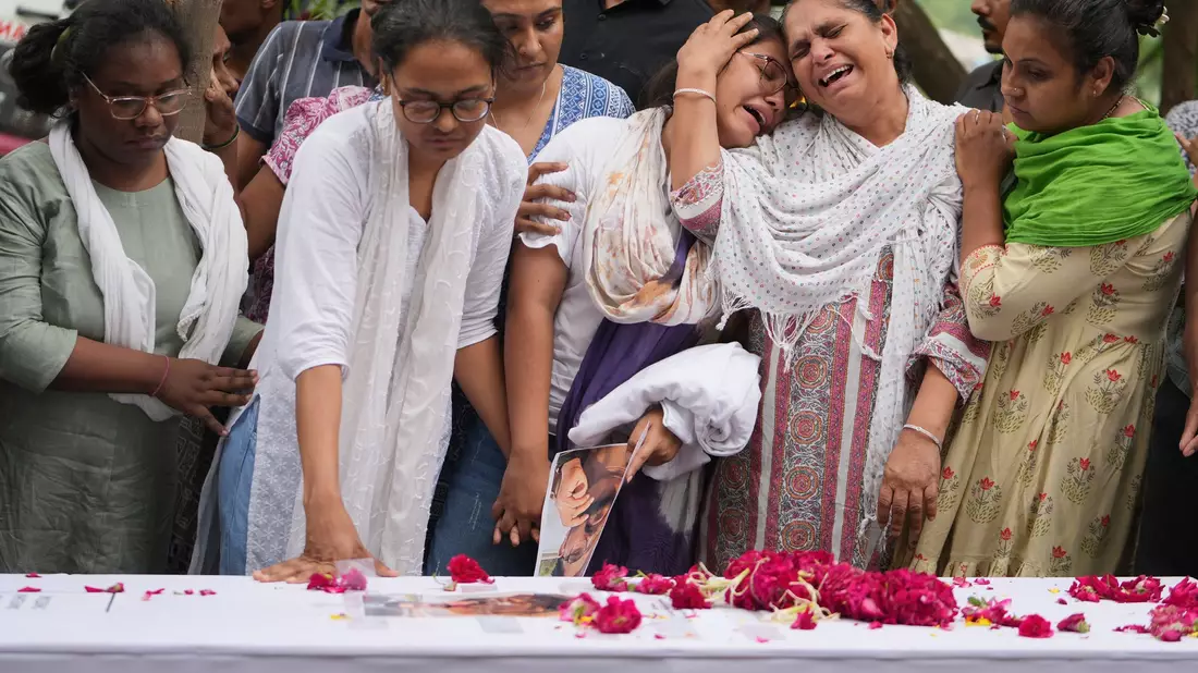 Der Absturz der Boeing 787 der Air India wird untersucht. (Archivbild) - Bild: Ajit Solanki/AP/dpa