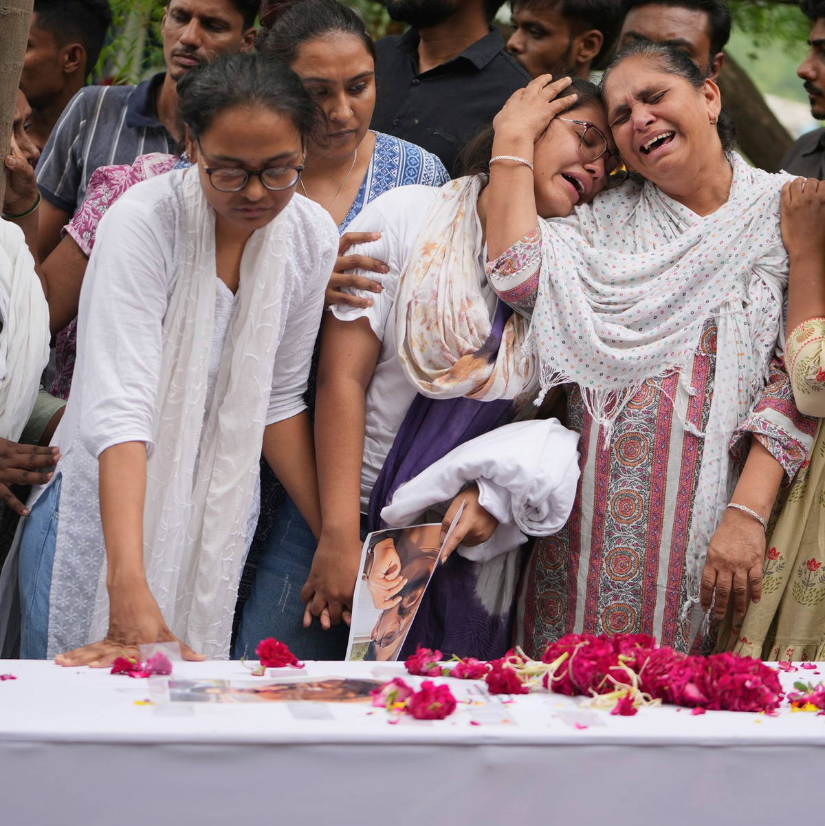 Familienmitglieder eines Opfers trauern bei seiner Beisetzung. (Archivbild) - Foto: Ajit Solanki/AP/dpa