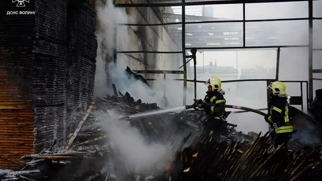 Erneut wurde die westliche Region Wolhynien angegriffen. (Archivfoto) - Bild: Uncredited/Ukrainian Emergency Service/AP/dpa