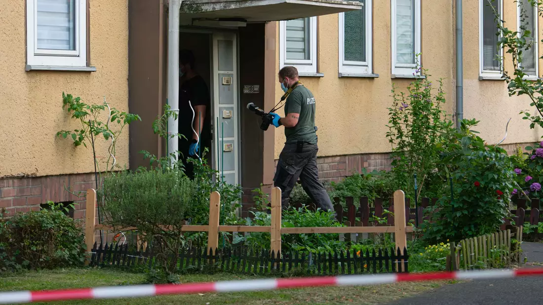  Die Polizei Dormagen fand am Freitagnachmittag in einer Wohnung eine 37-jährige Tote. - Bild: Vincent Kempf/dpa