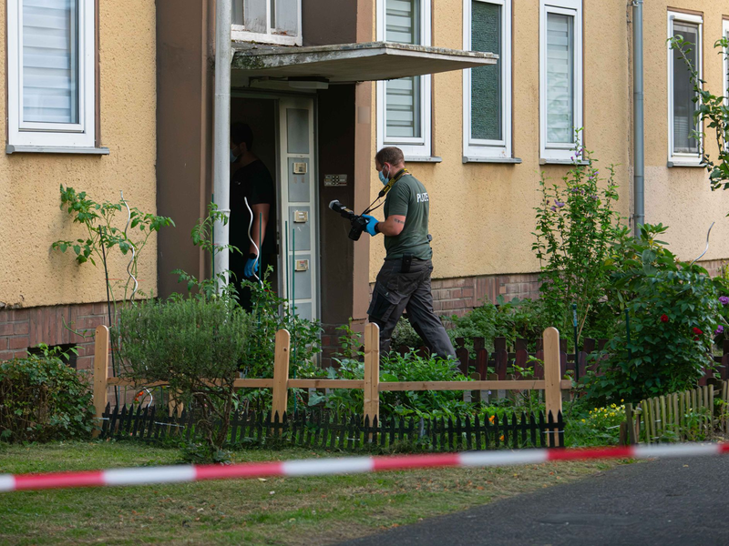 Die Polizei Dormagen fand am Freitagnachmittag in einer Wohnung eine 37-jährige Tote. - Foto: Vincent Kempf/dpa