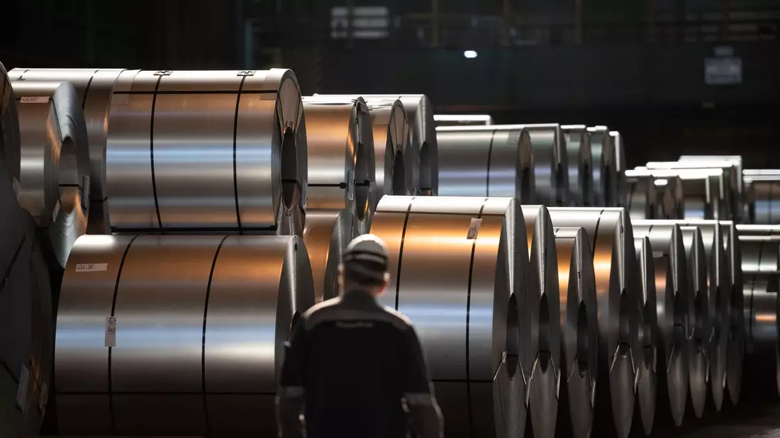 IG Metall und das Management der Thyssenkrupp-Stahlsparte haben sich nach langen Verhandlungen auf einen harten Sparkurs verständigt. (Archivbild) - Bild: Fabian Strauch/dpa