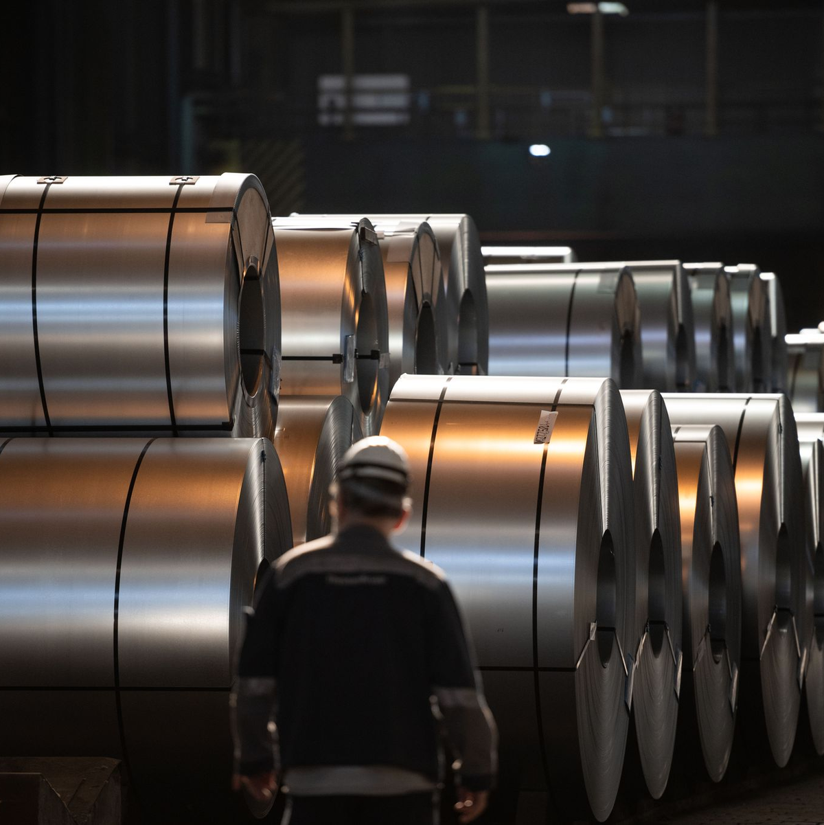 IG Metall und das Management der Thyssenkrupp-Stahlsparte haben sich nach langen Verhandlungen auf einen harten Sparkurs verständigt. (Archivbild) - Foto: Fabian Strauch/dpa