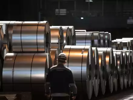 IG Metall und das Management der Thyssenkrupp-Stahlsparte haben sich nach langen Verhandlungen auf einen harten Sparkurs verständigt. (Archivbild) - Foto: Fabian Strauch/dpa