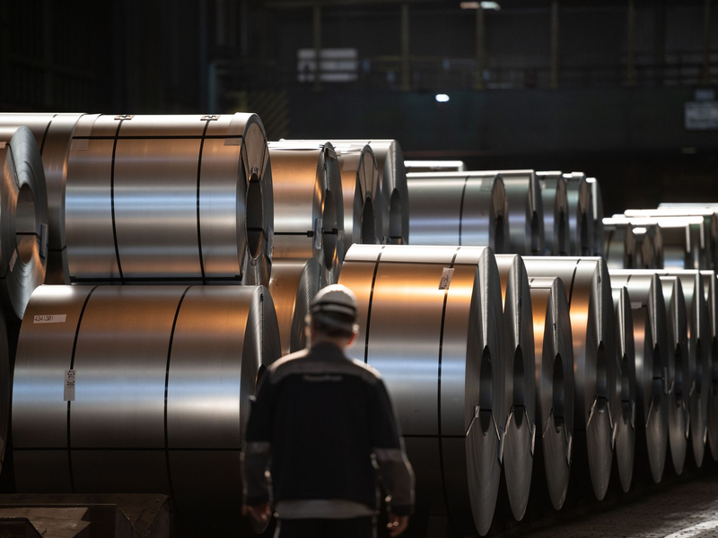 IG Metall und das Management der Thyssenkrupp-Stahlsparte haben sich nach langen Verhandlungen auf einen harten Sparkurs verständigt. (Archivbild) - Foto: Fabian Strauch/dpa