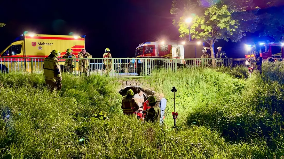 FW-OLL: Frau verletzt sich schwer bei Sturz in Entwässerungskanal - Bild: presseportal.de