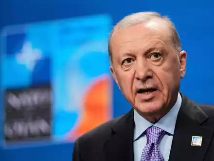 Präsident Erdogan begrüßt die Waffenniederlegung - Foto: Matthias Schrader/AP/dpa